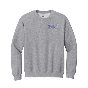 Sudadera de cuello redondo con letras griegas bordadas de la Fraternidad Beta Theta Pi