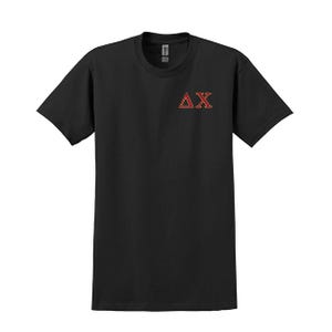 Camiseta con letras griegas bordadas de la Fraternidad Delta Chi