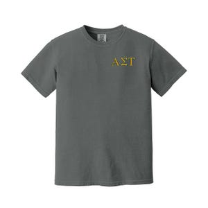 Camiseta con letras griegas bordadas en colores de la hermandad Alpha Sigma Tau