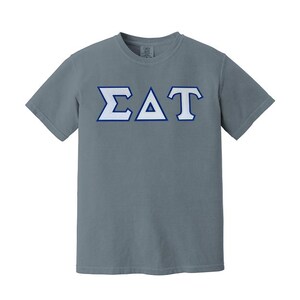 Camiseta con letras griegas de la hermandad Sigma Delta Tau en colores cómodos
