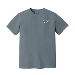 Camiseta con letras griegas bordadas de la hermandad Delta Zeta con colores cómodos
