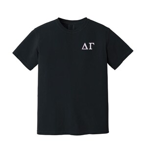 Camiseta con letras griegas bordadas de la hermandad Delta Gamma Comfort Colors
