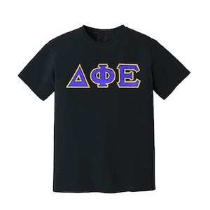 Camiseta con letras griegas de la hermandad Delta Phi Epsilon con colores cómodos