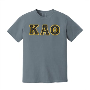 Camiseta con letras griegas de la hermandad Kappa Alpha Theta con colores cómodos