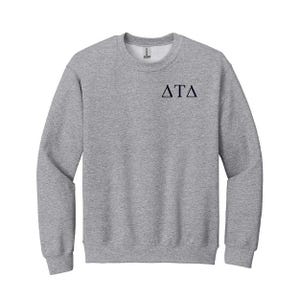 Sudadera de cuello redondo con letras griegas bordadas de la Fraternidad Delta Tau Delta