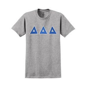 Camiseta Delta Delta Delta com letras gregas