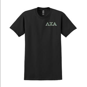 Camiseta con letras griegas bordadas de la Fraternidad Lambda Chi Alpha