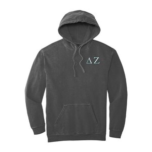 Sudadera con capucha y letras griegas bordadas en colores cómodos de la hermandad Delta Zeta