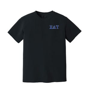 Camiseta con letras griegas bordadas de la hermandad Sigma Delta Tau en colores cómodos