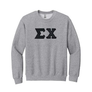 Omega Chi Brüderlichkeit Sweatshirt mit griechischem Buchstabenmuster