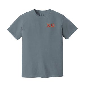 Camiseta con letras griegas bordadas en colores cómodos de la hermandad Chi Omega