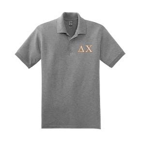 Polo de letras griegas de la fraternidad Delta Chi