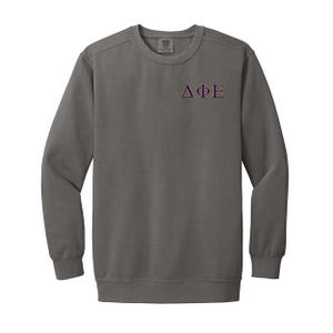 Sudadera de cuello redondo con letras griegas bordadas en colores cómodos de la hermandad Delta Phi Epsilon
