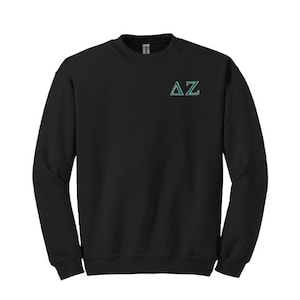 Sudadera de cuello redondo con letras griegas bordadas de la hermandad Delta Zeta