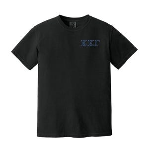 Camiseta con letras griegas bordadas de la hermandad Kappa Kappa Gamma en colores cómodos