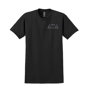 Camiseta con letras griegas bordadas de la Fraternidad Delta Tau Delta