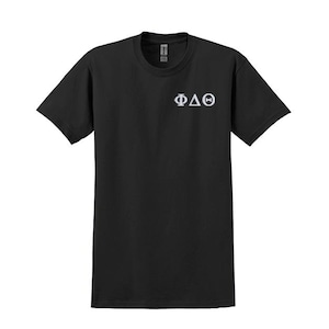 Camiseta con letras griegas bordadas de la Fraternidad Phi Delta Theta