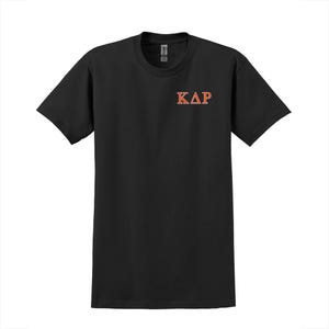 Camiseta con letras griegas bordadas de la fraternidad Kappa Delta Rho
