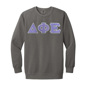 Moletom com gola redonda Delta Phi Epsilon Sorority Comfort Colors com letras gregas