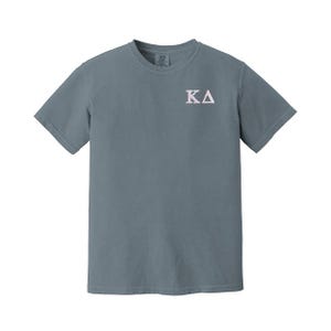 Camiseta con letras griegas bordadas de la hermandad Kappa Delta Comfort Colors