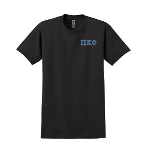 Camiseta con letras griegas bordadas de la fraternidad Pi Kappa Phi