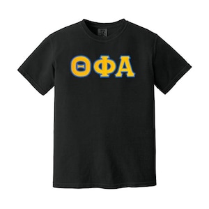 Camiseta con letras griegas de la hermandad Theta Phi Alpha en colores cómodos