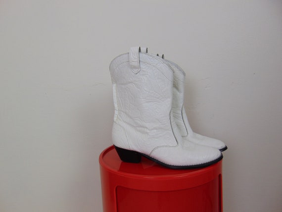 80s white leather shorty cowboy boots size 8 - image 2