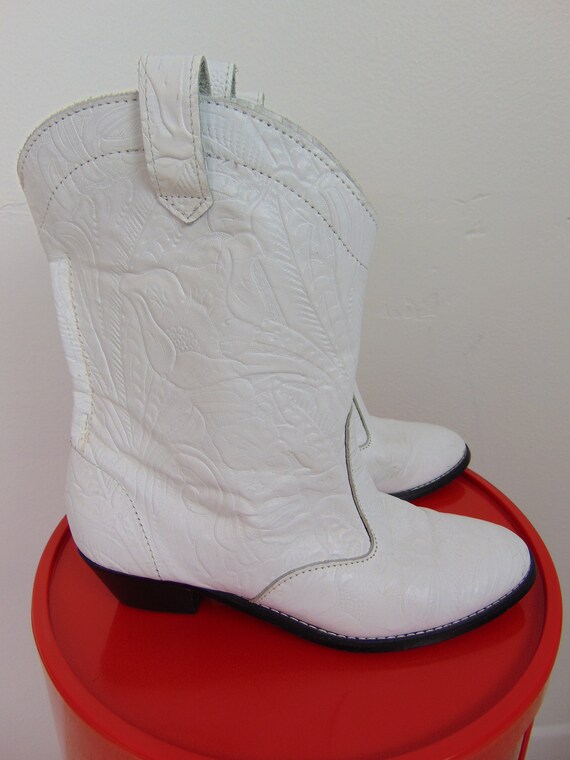 80s white leather shorty cowboy boots size 8 - image 5