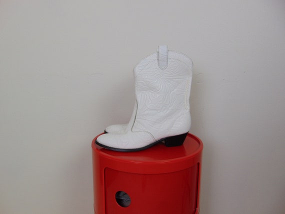 80s white leather shorty cowboy boots size 8 - image 1