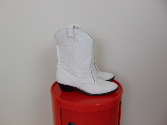 80s white leather shorty cowboy boots size 8 - image 9