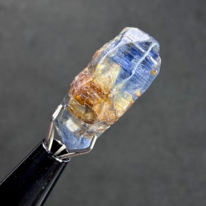Cristal de zafiro azul natural de 12,18 ct – Ejemplar geológico raro con "matriz de hierro"