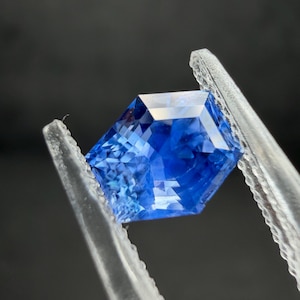 1,49 ct - Naturlig blåklintblå safir - Lång hexagonslipning - Ursprung: Sri Lanka - Ouppvärmd och obehandlad