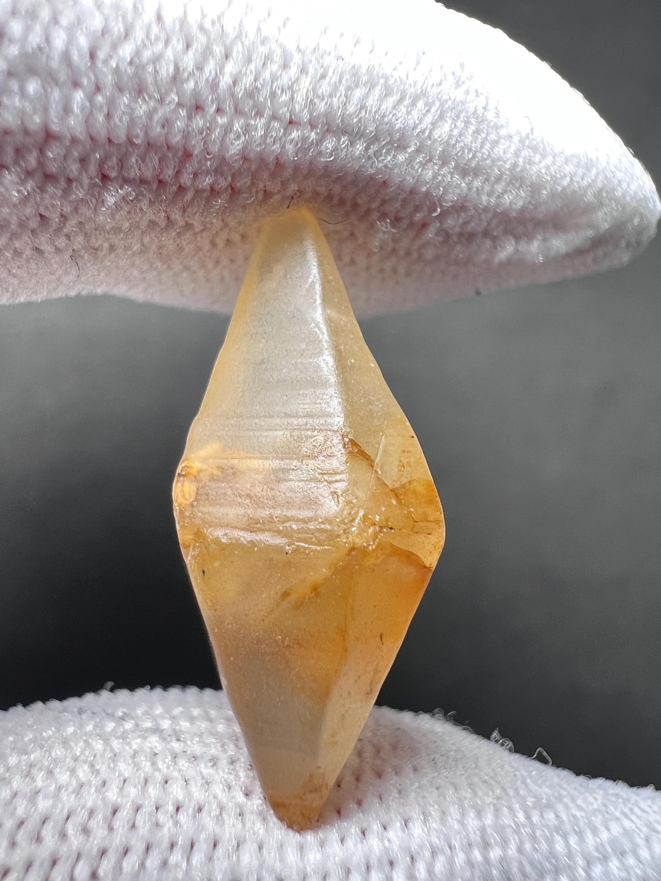 イエローサファイア 原石クリスタル結晶 コランダム 4ct | ATHENES 