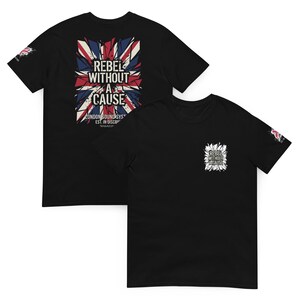 Puede incluir: Una camiseta negra de manga corta con un gráfico de una bandera británica destrozada con el texto REBEL WITHOUT A CAUSE y LONDON SOUND SYSTEM EST. IN DISCORD en la espalda, y un gráfico a juego más pequeño en el pecho izquierdo.