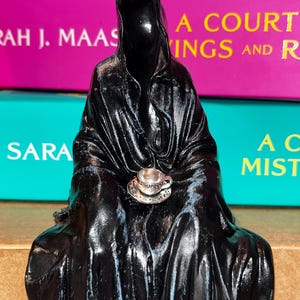Suriel Figur - ACOTAR - Suriel Tea Co - Das Reich der Rosen und Dornen - BookTok - Bücherregal Figur