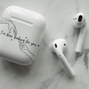 ACOTAR AirPods-fodral: Bokinspirerad present, slitstark polykarbonat