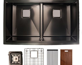 Puede incluir: Un fregadero de cocina de doble cubeta de acero inoxidable negro con dos cestas de drenaje, una rejilla de acero inoxidable, un escurridor y una tabla de cortar de madera.