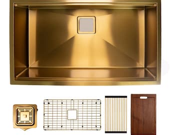 Puede incluir: Un fregadero de cocina de acero inoxidable dorado con un colador de drenaje, una rejilla de alambre dorada, un escurridor de platos dorado y una tabla de cortar de madera.