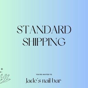 Puede incluir: Un gráfico digital con un fondo degradado que va del verde menta al azul claro. El texto dice STANDARD SHIPPING en negro, seguido de YOU'RE INVITED TO Jade's nail bar. Se incluye un pequeño icono de mano negra con una estrella.