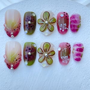 Grüne und rosa Blumenpresse auf den Nägeln | Grün Floral, Rosa Rose Nagel Design | 3D Blumen & Farbverlauf Gefälschte Nägel | Frühlingsblüte Nails