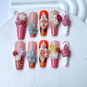Luxuriöse 3D Blume Presse auf den Nägeln | Maßgeschneiderte rosa Blumen Nail Art | Handgefertigte Acrylnägel | Juwelen und Perlen Nagellack