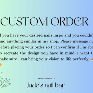 Puede incluir: Anuncio de pedido personalizado sobre un fondo degradado azul y verde. El texto "CUSTOM ORDER" está escrito en una fuente grande y elegante. El texto invita a los clientes a contactar a Jade's nail bar con sus inspiraciones de diseño de uñas.