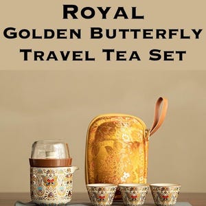 Puede incluir: Un juego de té de viaje con una tetera, tres tazas y un estuche. La tetera y las tazas están decoradas con diseños de mariposas en dorado, rojo y azul. El estuche es dorado con un estampado floral. El texto "ROYAL GOLDEN BUTTERFLY TRAVEL TEA SET" está en la parte superior.