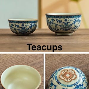 Puede incluir: Dos tazas de t&eacute; de cer&aacute;mica con un dise&ntilde;o floral azul sobre un fondo crema. Las tazas tienen forma redondeada y un borde marr&oacute;n. El texto "Teacups" se muestra debajo. Las tazas est&aacute;n sobre una superficie de madera.