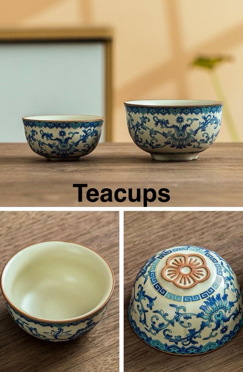 Puede incluir: Dos tazas de t&eacute; de cer&aacute;mica con un dise&ntilde;o floral azul sobre un fondo crema. Las tazas tienen forma redondeada y un borde marr&oacute;n. El texto "Teacups" se muestra debajo. Las tazas est&aacute;n sobre una superficie de madera.