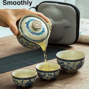 Puede incluir: Un juego de t&eacute; de cer&aacute;mica con una tetera y dos tazas. La tetera es blanca con dise&ntilde;os florales azules y un asa marr&oacute;n. El t&eacute; se vierte en las tazas. El texto "Pours Smoothly" est&aacute; en la esquina superior izquierda.