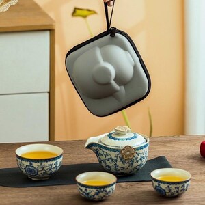 Puede incluir: Una taza de cer&aacute;mica blanca con un asa negra y el texto "But First, Coffee" en negro en negrita. La taza est&aacute; sobre una superficie blanca. La taza mide 10 cm de alto.