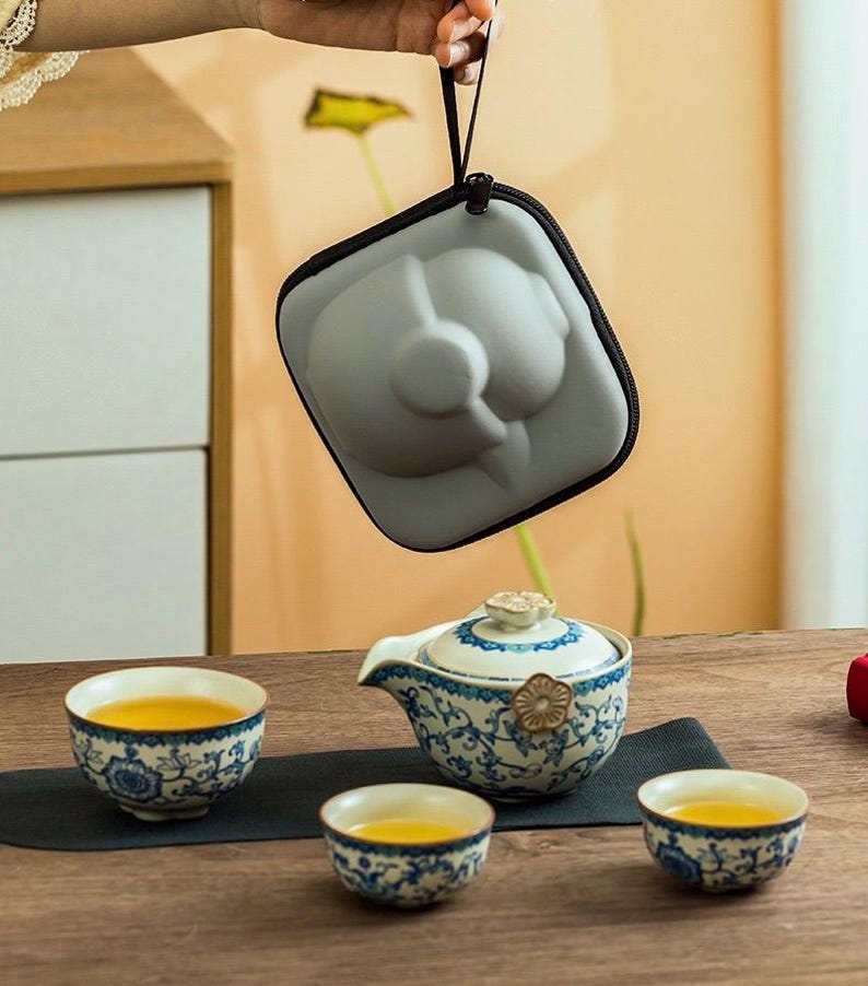 Puede incluir: Una taza de cer&aacute;mica blanca con un asa negra y el texto "But First, Coffee" en negro en negrita. La taza est&aacute; sobre una superficie blanca. La taza mide 10 cm de alto.