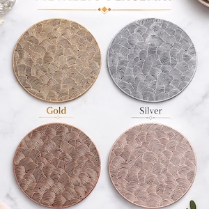 Puede incluir: Juego de manteles individuales metálicos redondos en oro, plata, cobre y oro rosa, con un diseño de olas Seigaiha. La imagen incluye el texto "Seigaiha Wave METALLIC PLACEMAT".