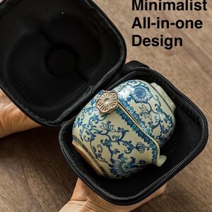 Puede incluir: Un juego de t&eacute; de cer&aacute;mica con dise&ntilde;os florales azules est&aacute; dentro de un estuche de transporte negro. El juego de t&eacute; tiene una tapa con un asa decorativa. El texto "Minimalist All-in-one Design" es visible.